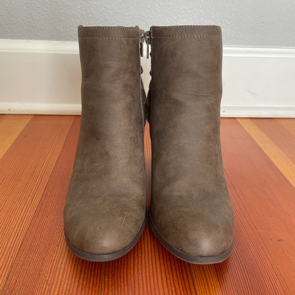 Size 8.5 Madden Girl taupe booties. - Picture 2 of 5
